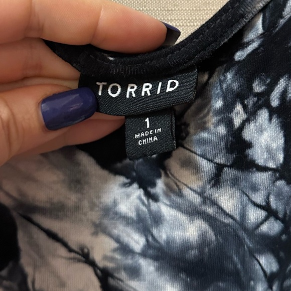 Torrid Size 1 Black White & Grey Tie Dye Swing Dress Handkerchief Hem - Picture 4 of 7
